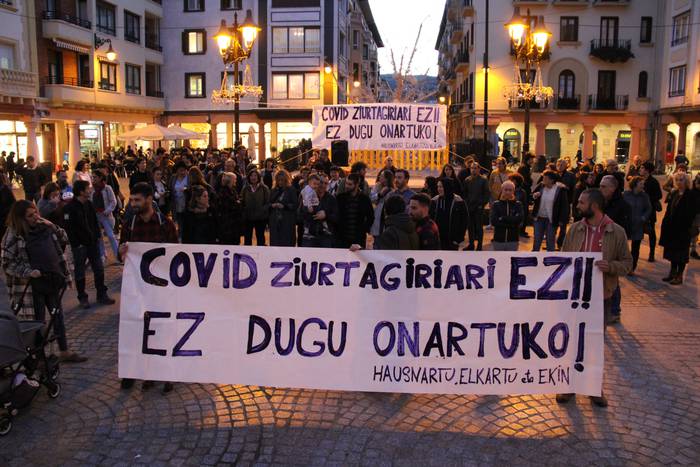 Hainbat herritar elkarretaratu da COVID ziurtagiriaren kontra