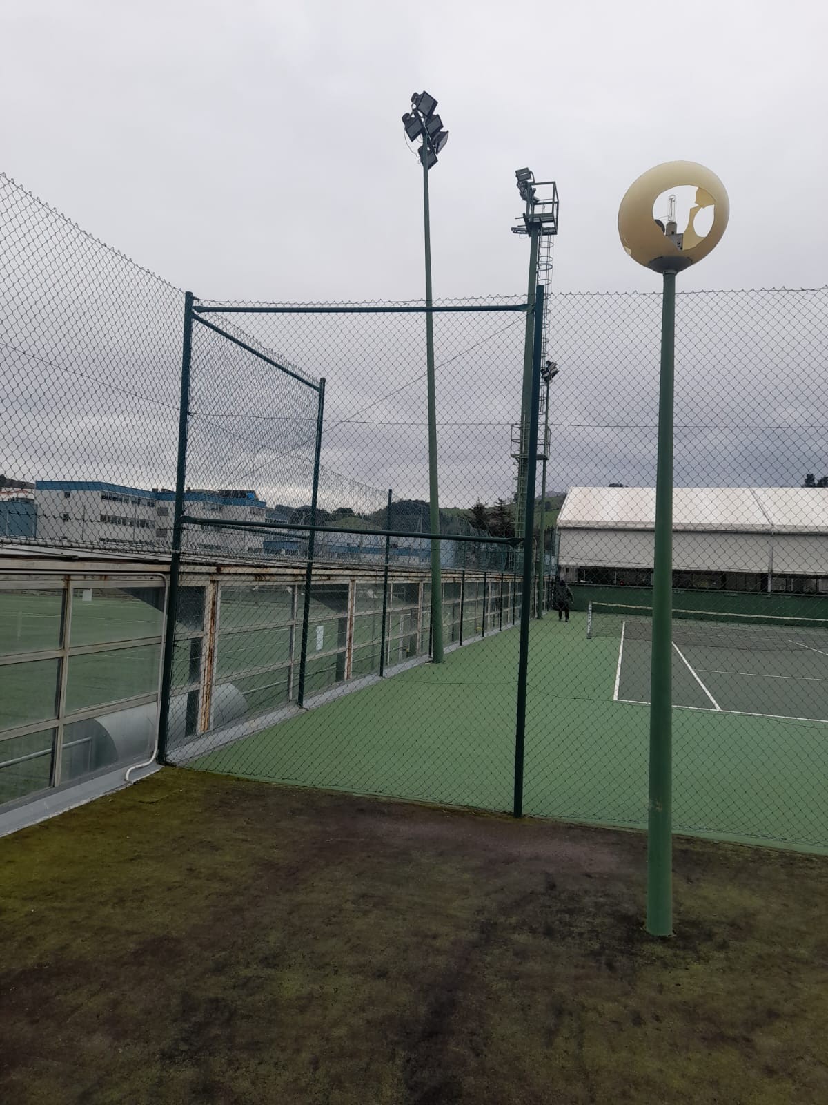 Futbol zelaia eta teniseko eta padeleko pistak itxita mantenduko dituzte, gutxienez, bihar arte