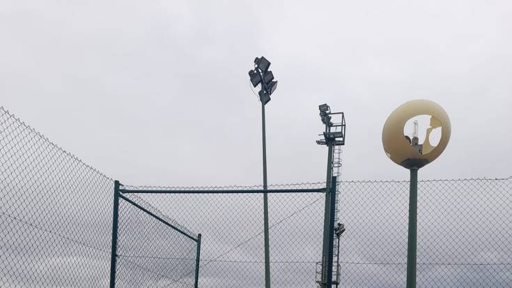 Futbol zelaia eta teniseko eta padeleko pistak itxita mantenduko dituzte, gutxienez, bihar arte