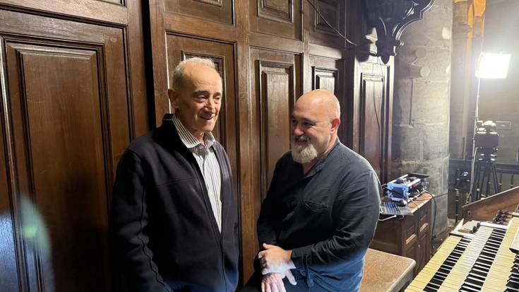 Organoaren doinuak txistuarenarekin bat egin dute parrokian