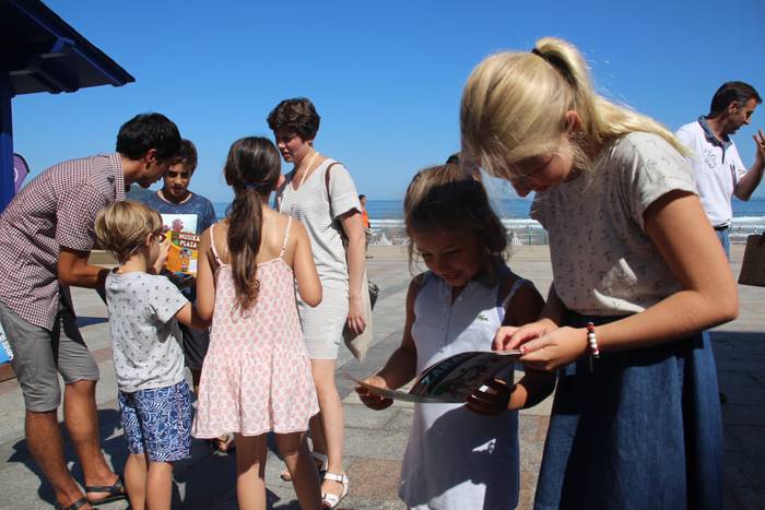Turismo liburuxka berriak eskuragarri daude Zarautzen, bata helduentzat eta bestea haurrentzat