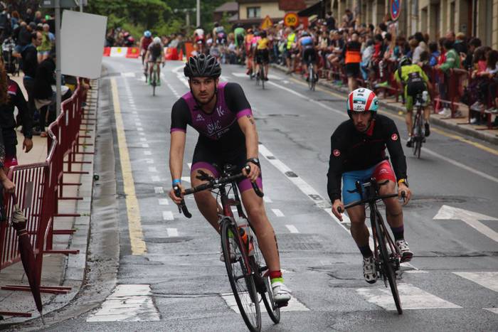 Errepide mozketak izango dira hurrengo asteburuan, Zarauzko triatloia dela eta