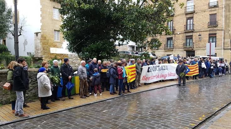 Kataluniari elkartasuna adierazteko kontzentrazioa egin da Erribera kalean