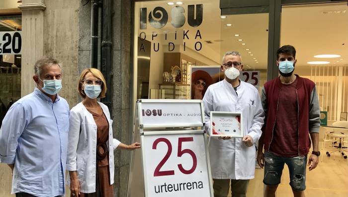 Azpeitiko Udalaren eta Bertanen aitortza jaso du mende laurdena bete duen Iosu optikak