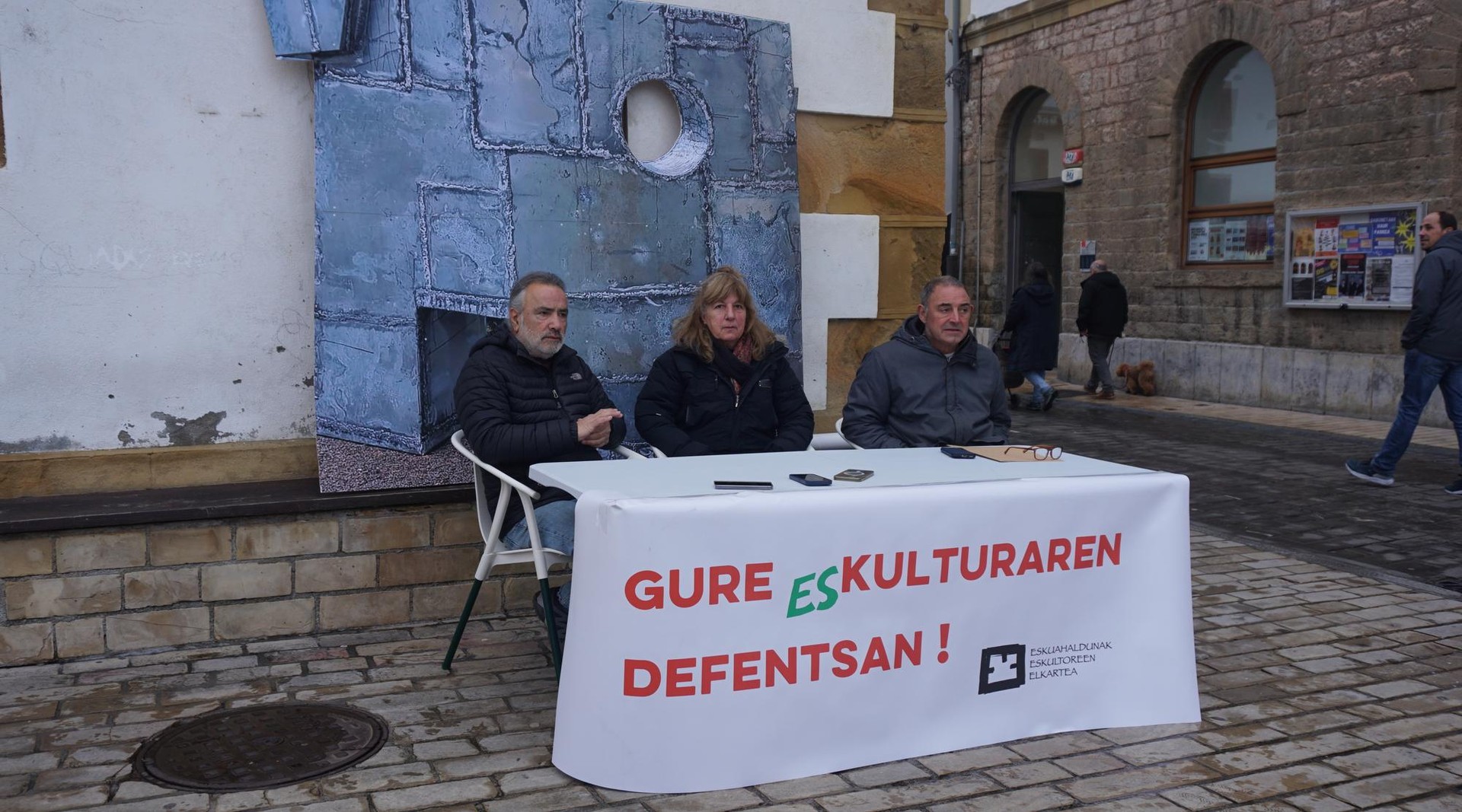 "Desagertuta" jarraitzen du Iñaki Olazabalen omenez egindako eskulturak