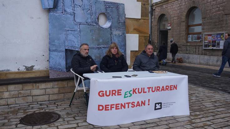 "Desagertuta" jarraitzen du Iñaki Olazabalen omenez egindako eskulturak