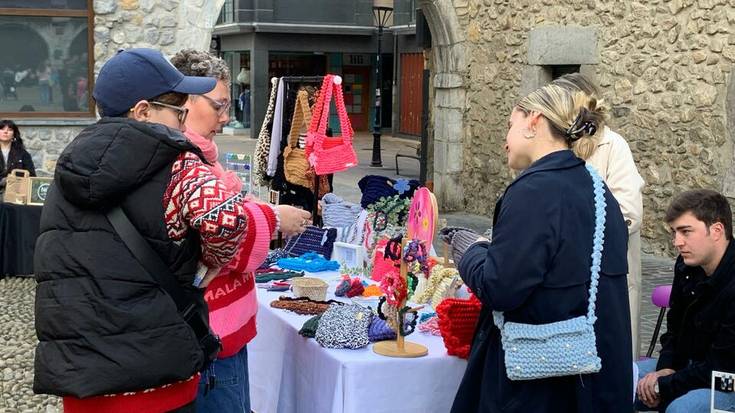 Artisau azokarekin hasi dituzte Zestoako Gazte Asanbladaren 36. urteurreneko ospakizunak