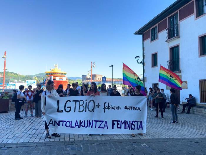 LGTBIQ+fobiaren aurrean antolakuntza feminista aldarrikatu dute dozenaka herritarrek