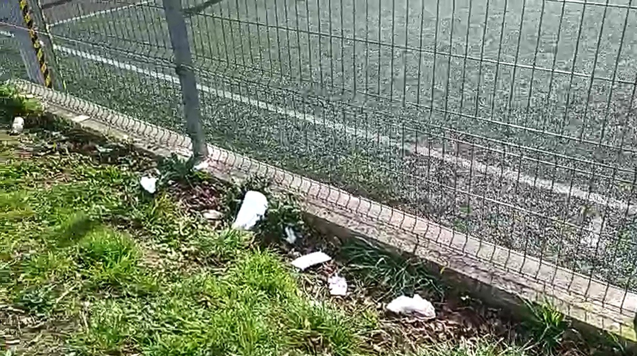 Kejie ta desditxie: "San Juan futbol zelai ingurua zaborrez beteta"