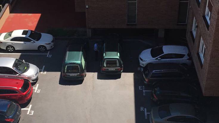 Bi lagun hilda aurkitu dituzte Itzurun zuhaizbideko etxebizitza batean