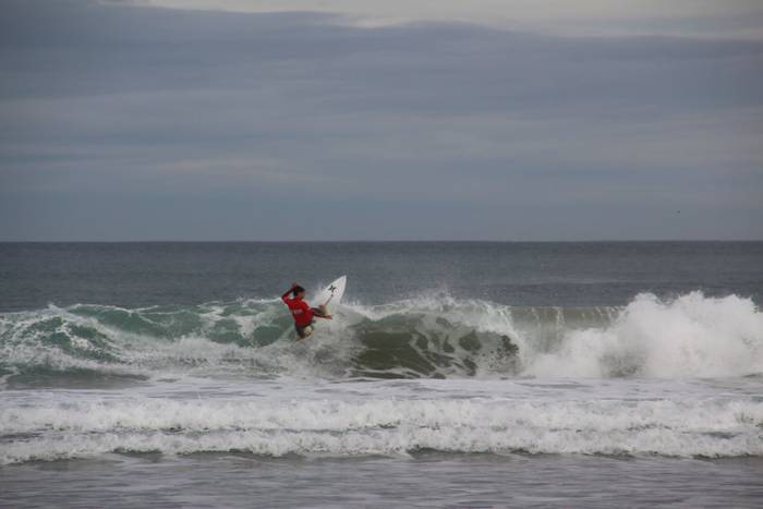 Jokoan da Zarauzko surf txapelketa herrikoia