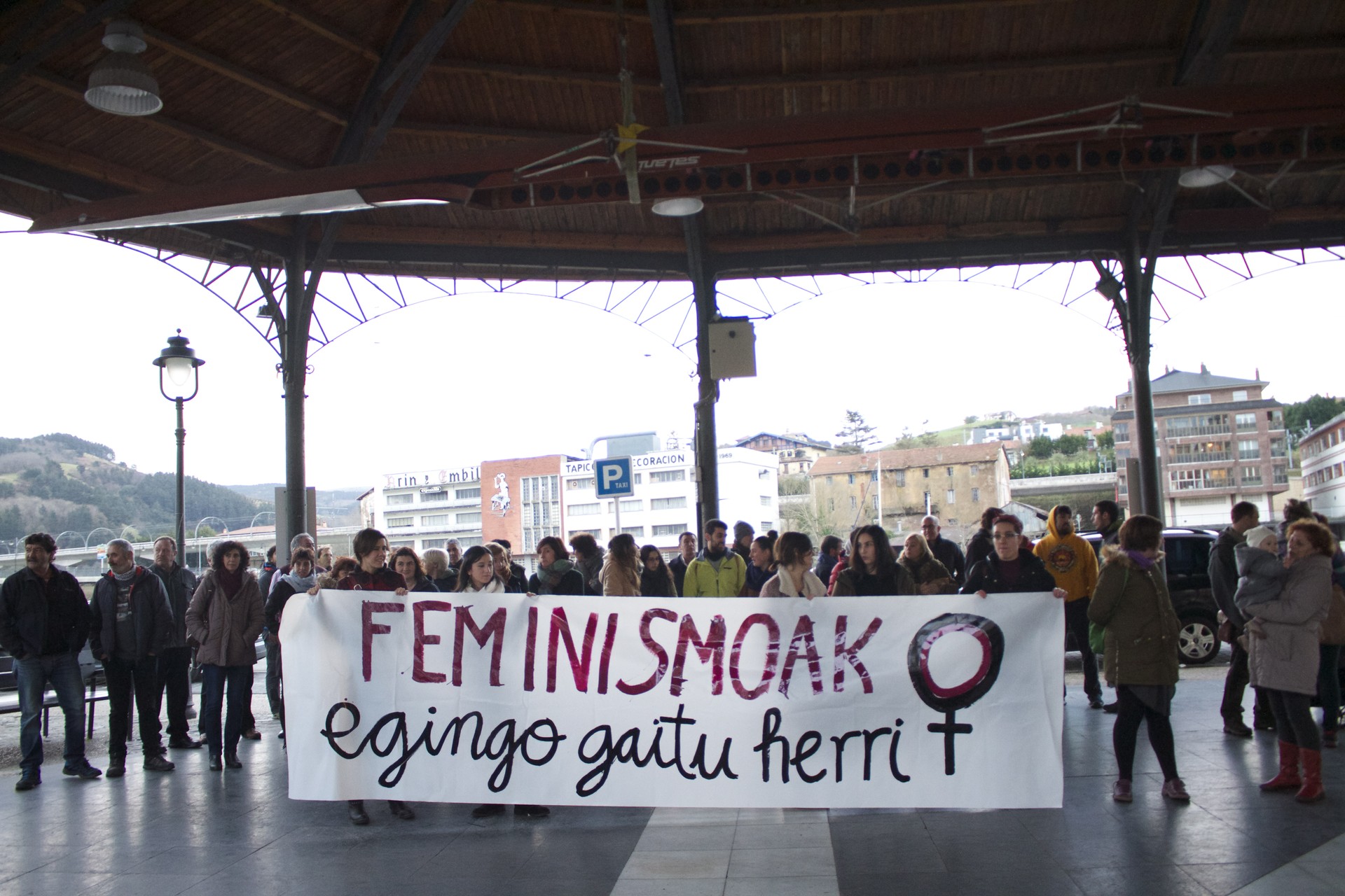 Feminismoaren aldeko elkarretaratze jendetsua