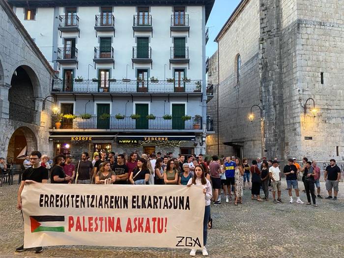 Palestinari elkartasuna adierazi diote hainbat herritarrek Zestoan