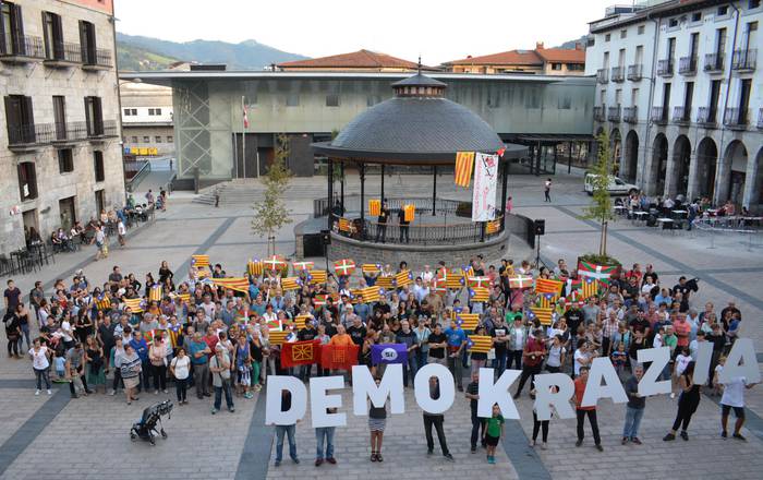 Kataluniarentzat eta Euskal Herriarentzat demokrazia eskatu dute Azpeitiko plazan