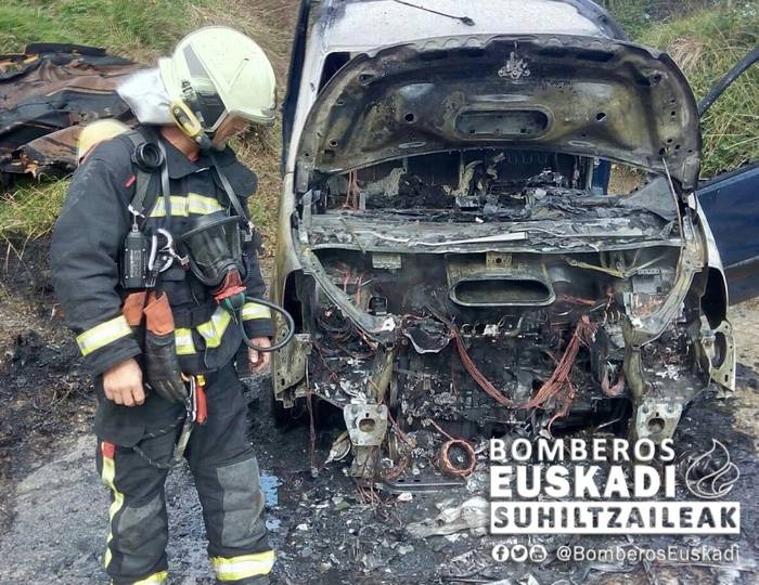 Su hartu du ibilgailu batek Elkanon