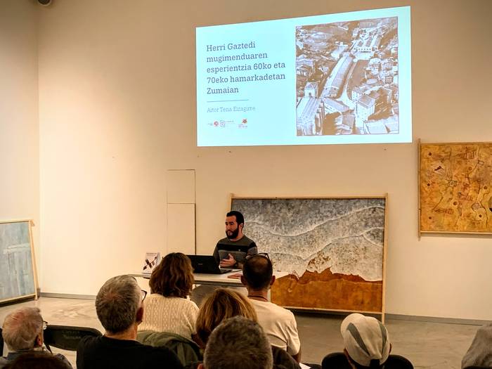 'Hari gorritik tiraka' liburuxka aurkeztu du Aitor Tenak Oxford aretoan