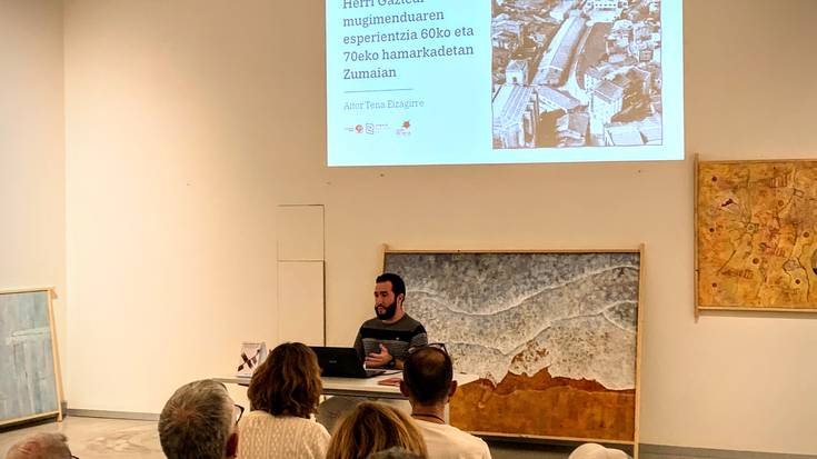 'Hari gorritik tiraka' liburuxka aurkeztu du Aitor Tenak Oxford aretoan