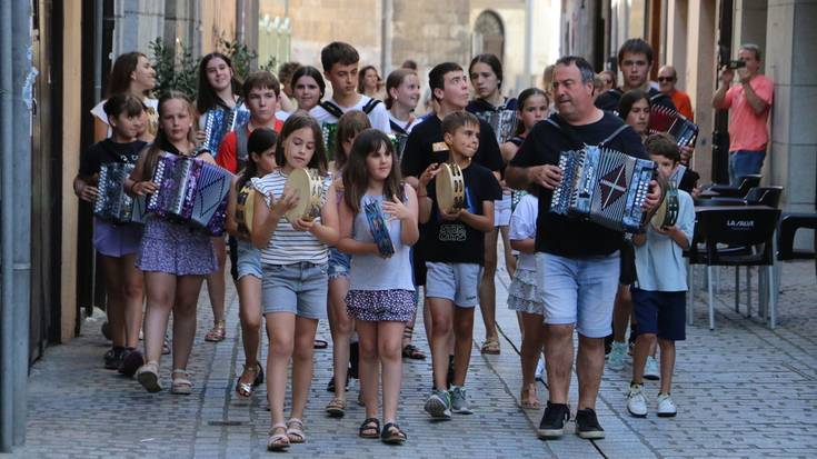Musika doinuekin, kantuan eta dantzan jarraitzen dute Elizkaleko jaiak ospatzen