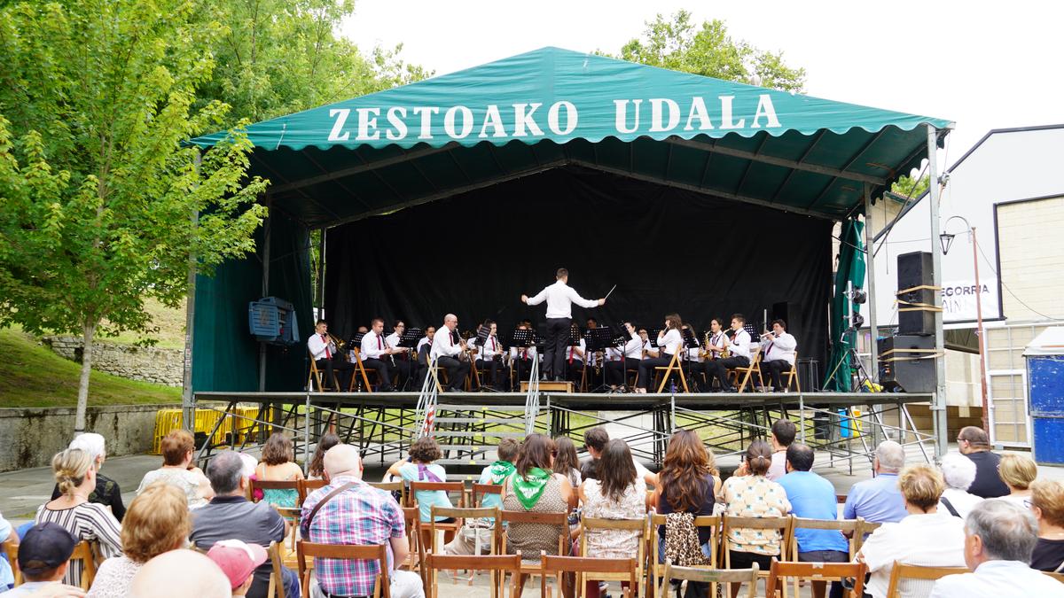 Zestoako banda entzuten gozatu dute arroarrek Karmenetako azken eguerdia