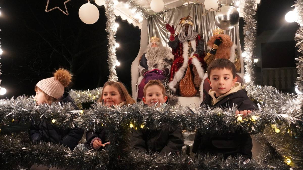 Ilusioaren berotasunarekin hartu dituzte Errege Magoak Aizarnazabalen