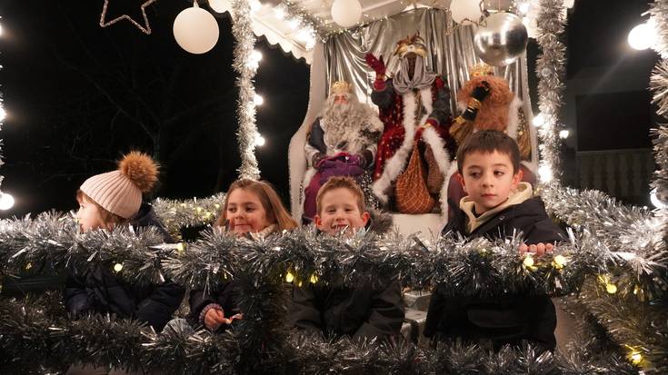 Ilusioaren berotasunarekin hartu dituzte Errege Magoak Aizarnazabalen