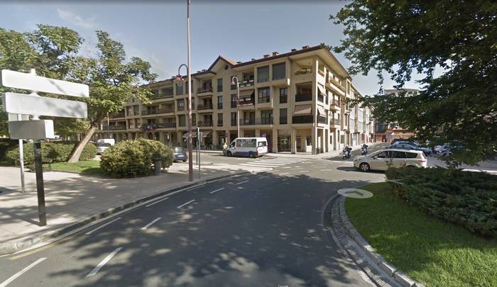Zarauzko Bizkaia kalean istripua izan da auto bat eta txirrindulari baten artean