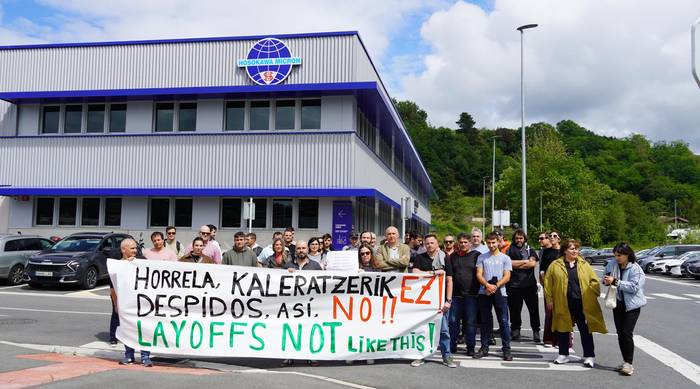 Kaleratzeak salatzeko elkarretaratzea egin dute Hosokawa Solid enpresako langileek