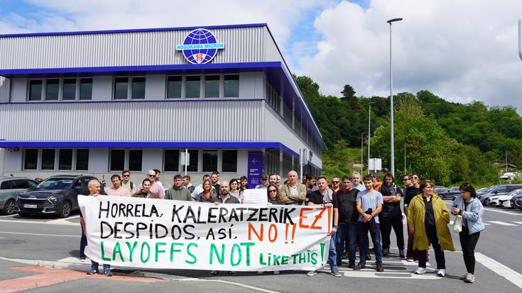 Kaleratzeak salatzeko elkarretaratzea egin dute Hosokawa Solid enpresako langileek