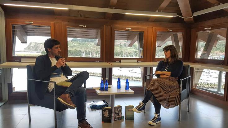Liburu(ar)en eta literaturaren inguruan solasean aritu dira Eider Rodriguez eta Alex Gurrutxaga