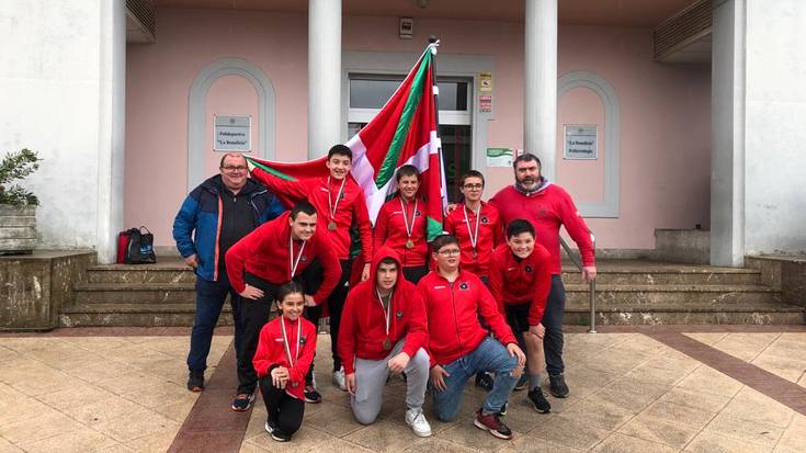 Euskadiko txapeldun dira bateletan Zumaiako infantil mutilak