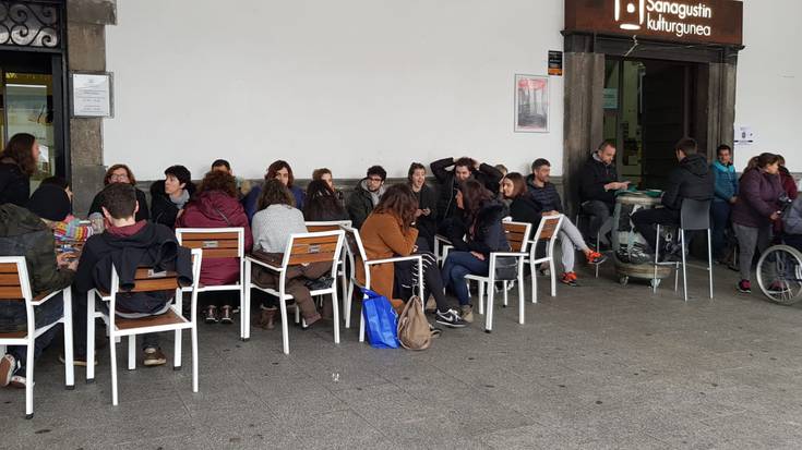 Berri Txarraken kontzerturako sarrerak eskuratzeko ilaran da hainbat herritar