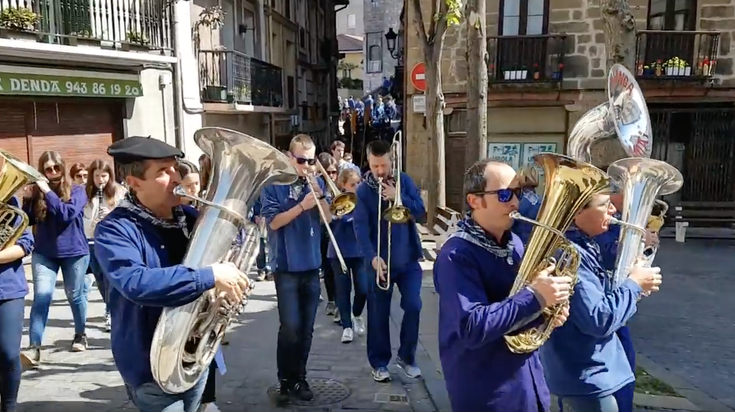 (BIDEOA) ... Eta ondoren kalejira Kofradiara bidean