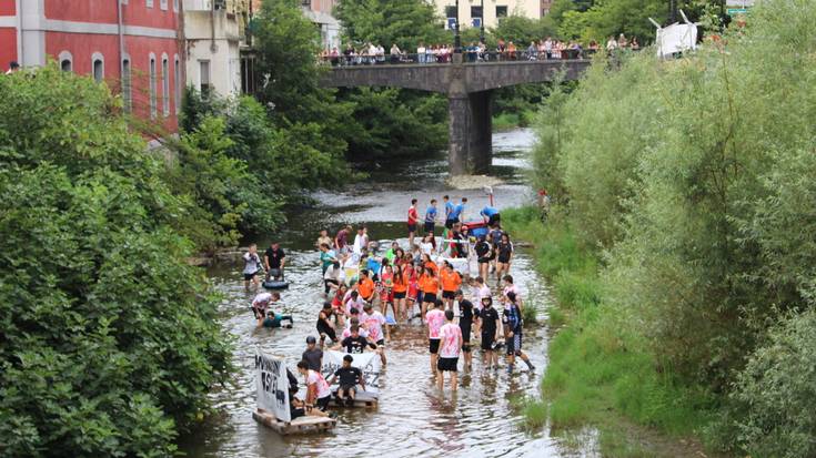 Jendetza bildu du Azpeitiko Gaztetxearen baltsa jaitsierak