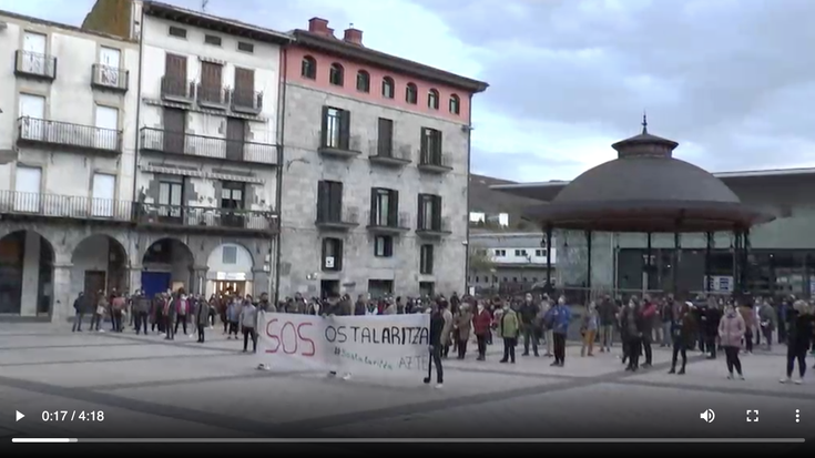 Azken neurri murriztaileen aurrean protesta jendetsua egin dute Azpeitiko ostalariek