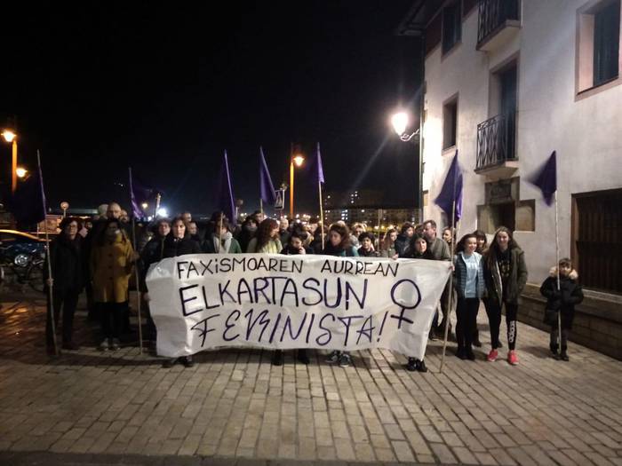 Andaluziar herriari elkartasun feminista adierazi diote elkarretaratze baten bidez