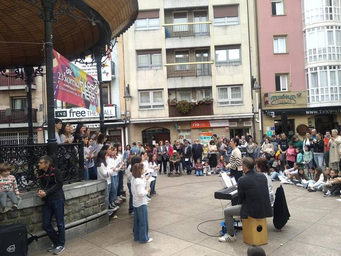 Zarazte eta Txinpirin abesbatzek kontzertua emango dute larunbatean, Korrika kulturalaren barruan