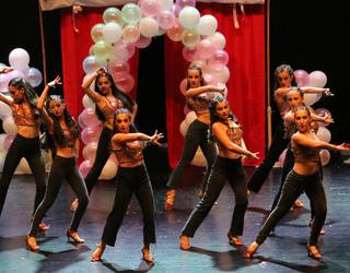 Born To Dance eskolako ikasleen dantza ikuskizunerako sarrerak eros daitezke