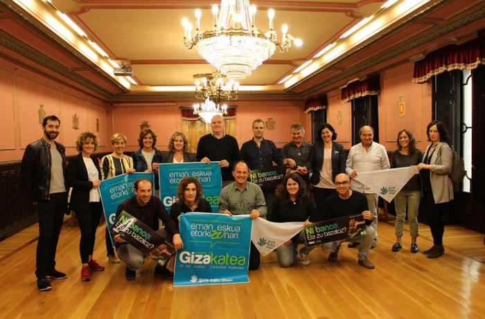Azpeitiko Udalak bat egin du igandeko giza katearekin