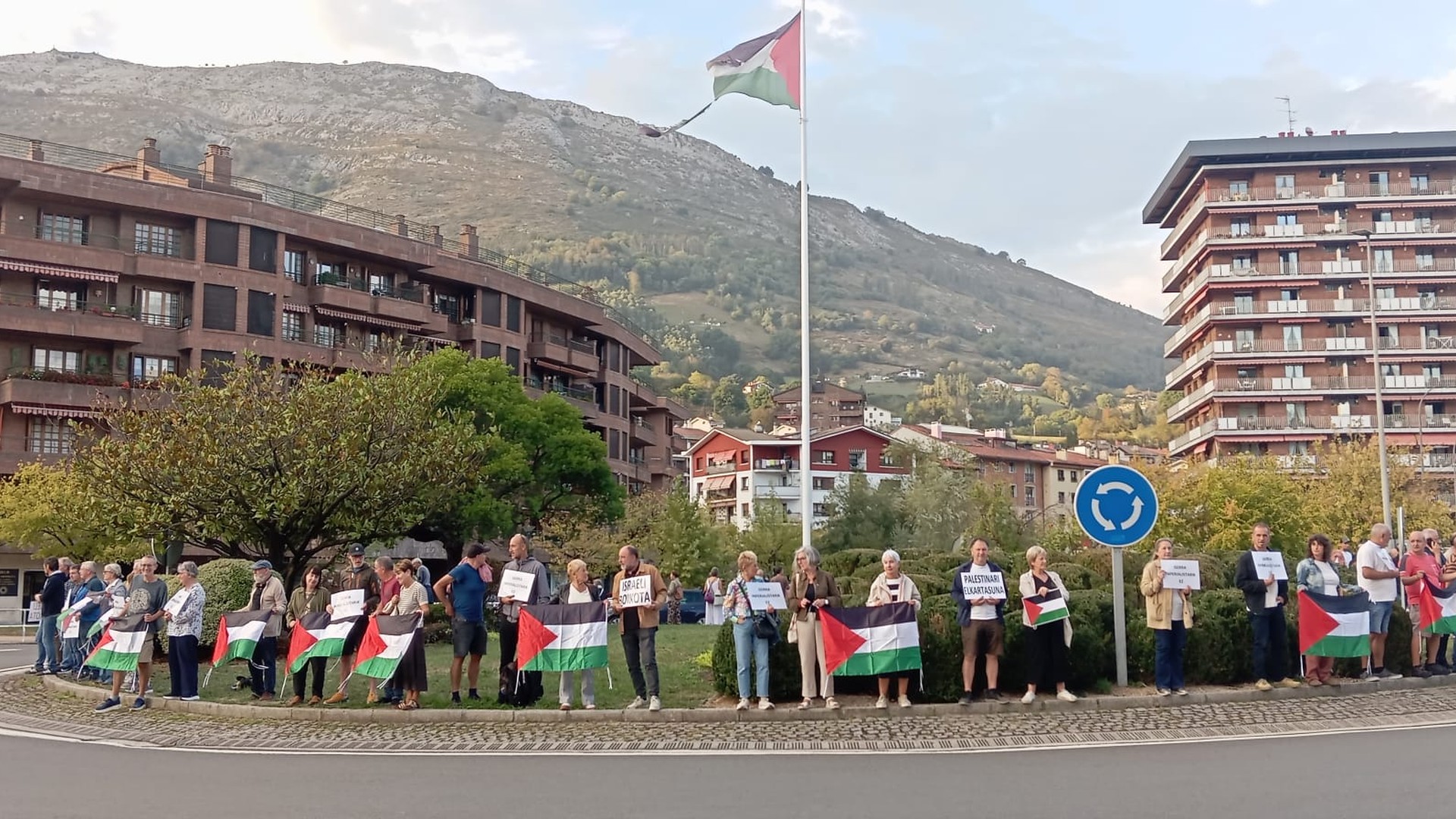 Beste behin, Israel Palestinan gauzatzen ari den genozidioa salatu dute
