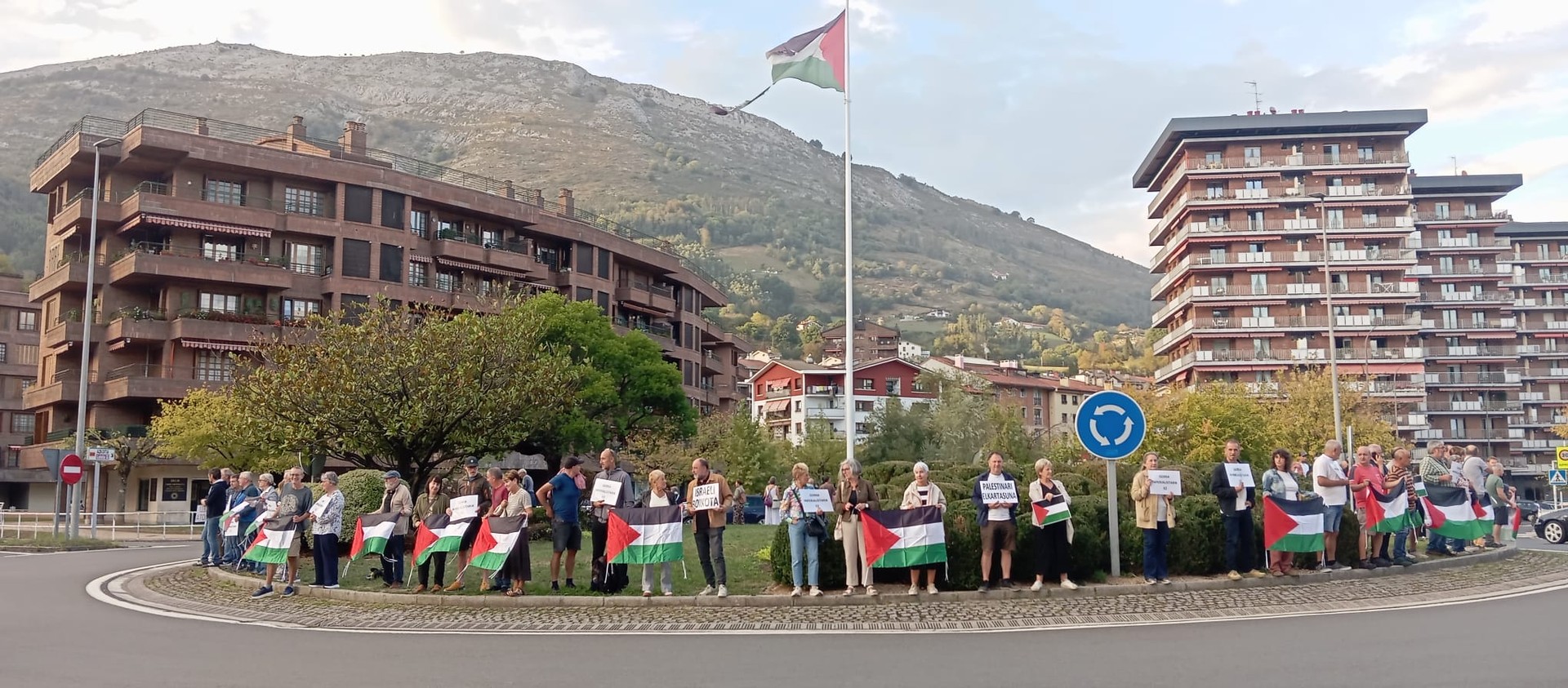 Beste behin, Israel Palestinan gauzatzen ari den genozidioa salatu dute