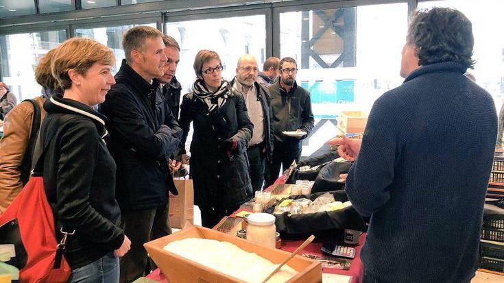Inaziotar Bideko jakiz eta edariz bete dute Azoka Plaza