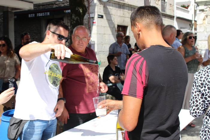 Txakolin dastaketa eginda, arratsaldeko ekitaldietarako prest dira zestoarrak