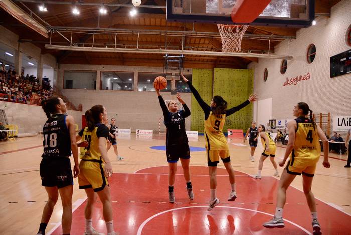 Garaipen bana pilatu dute asteburuan ISBko gizon-emakumeek