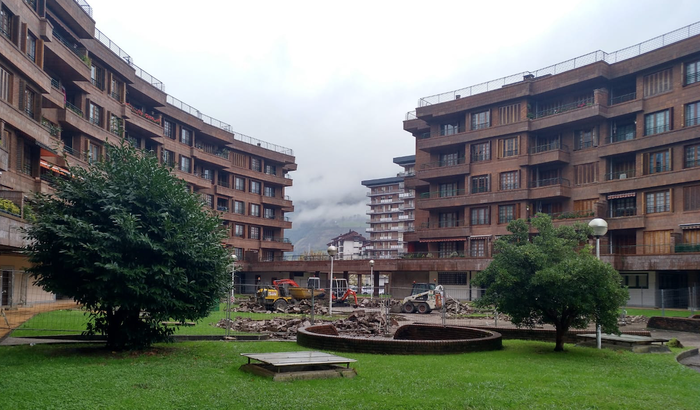 Hasi dira Azpeitiko Loiolabideko plaza berritzeko eta garajeetako hezetasuna konpontzeko lanak