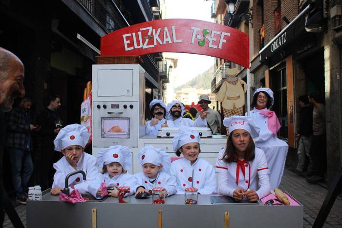 ARGAZKI BILDUMA: Eguraldia lagun, festa giro ederrean ibili dira astelehen karnabal goizean, Azpeitian