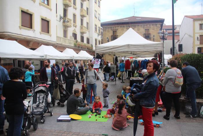 Jende ugari bildu da Zarauzko Ekonomia Alternatibo eta Solidarioaren Azokan