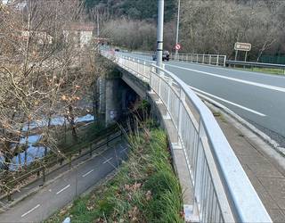 Lanak direla eta, bihar hasiko dira trafikoa semaforo bidez zuzentzen Ezkuztatik gorako zubian