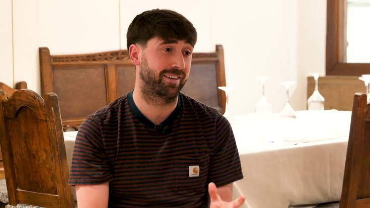 Julen Olazabal: "Hemengo sukaldean kozinatzen zituen amonak bere plater goxoak"