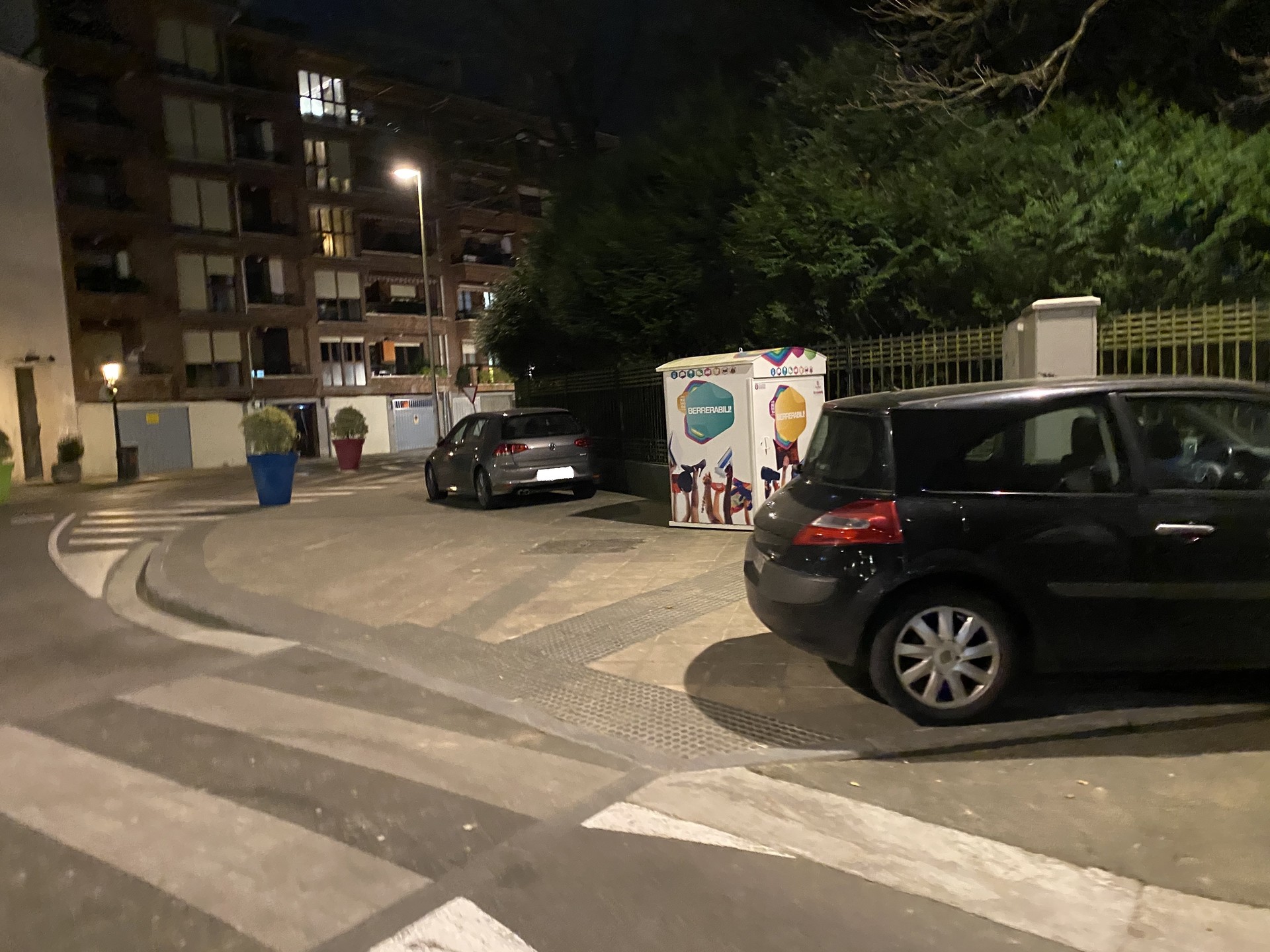 Kejie ta desditxie: "Autoak Baztarrikaldeko espaloian aparkatuta"
