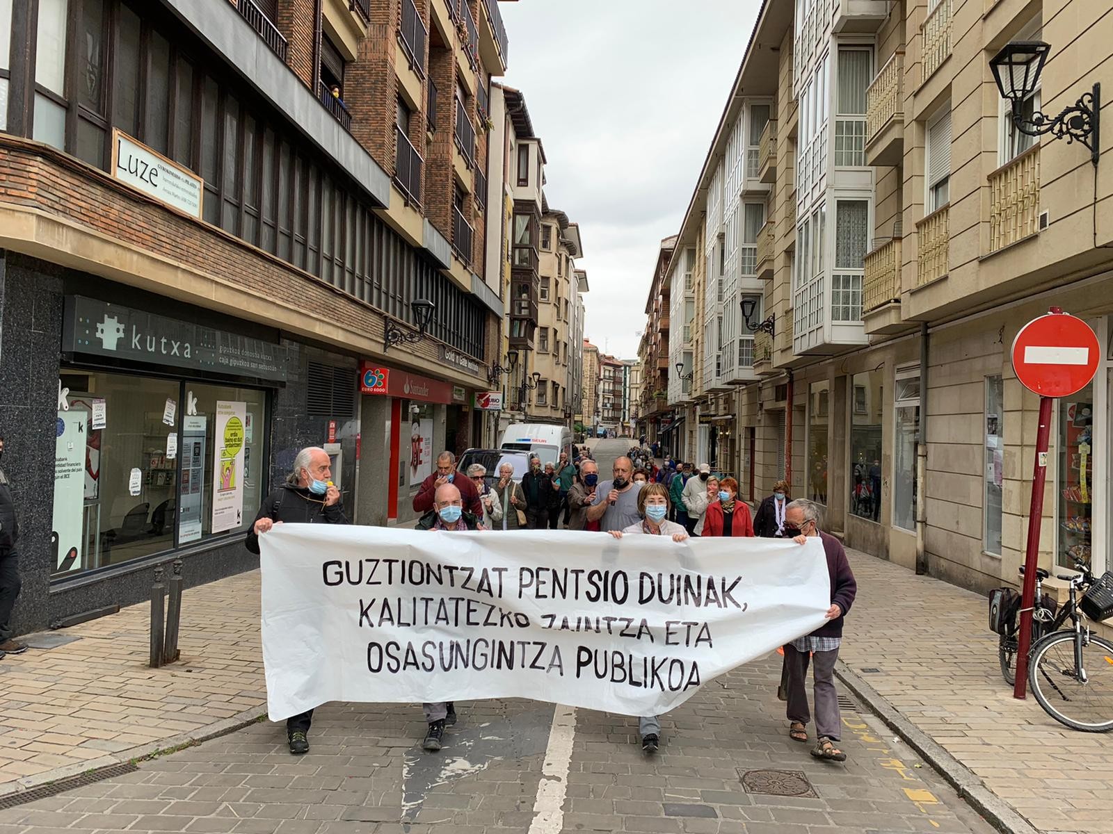 Banketxeetan eragiketak egiteko dituzten zailtasunak salatzeko mobilizazioa egin dute pentsiodunek